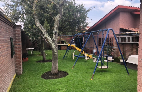 GRAN JARDÍN CON TERRAZA Y ASADOR  RESIDENCIA EN LA ASUNCIÓN METEPEC, MEXICO